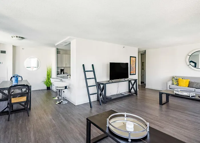3Br Exquisite Lake View Loft W/ Parking In Building