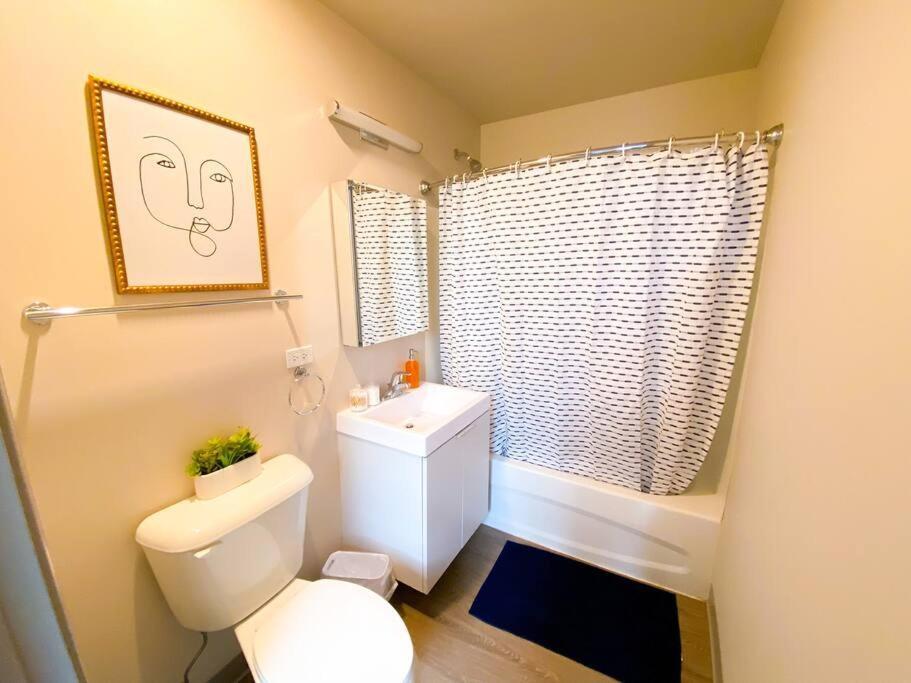 Mccormick Place 2br Oasis With Optional Parking, Patio, Gym For Up To 6 Guests Near Museum Campus, Grant Park & Soldier Field * Chicago