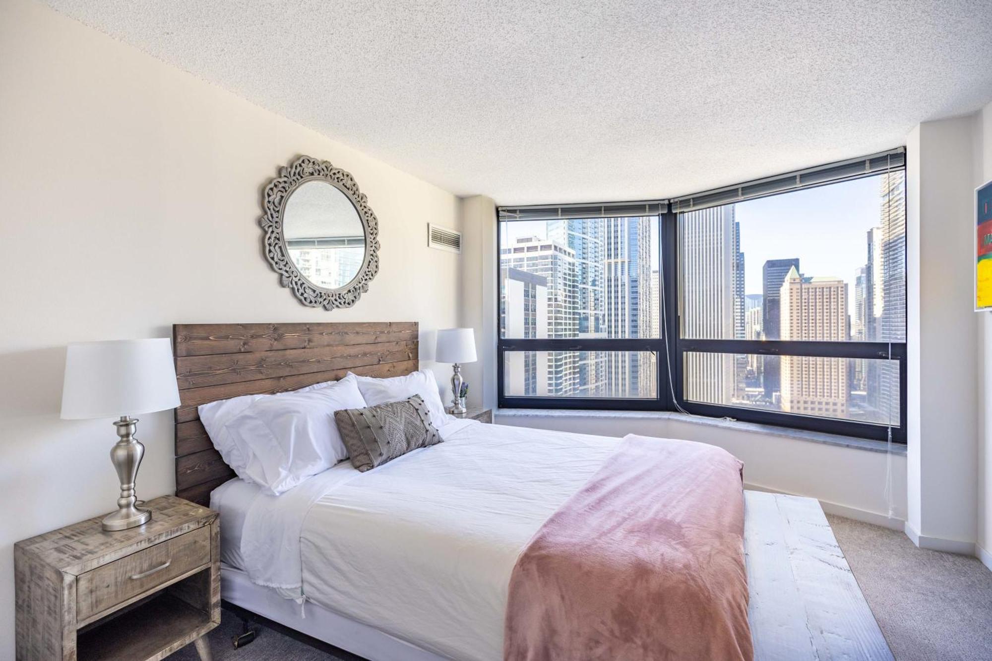 3br Exquisite View Loft W/ Parking In Building