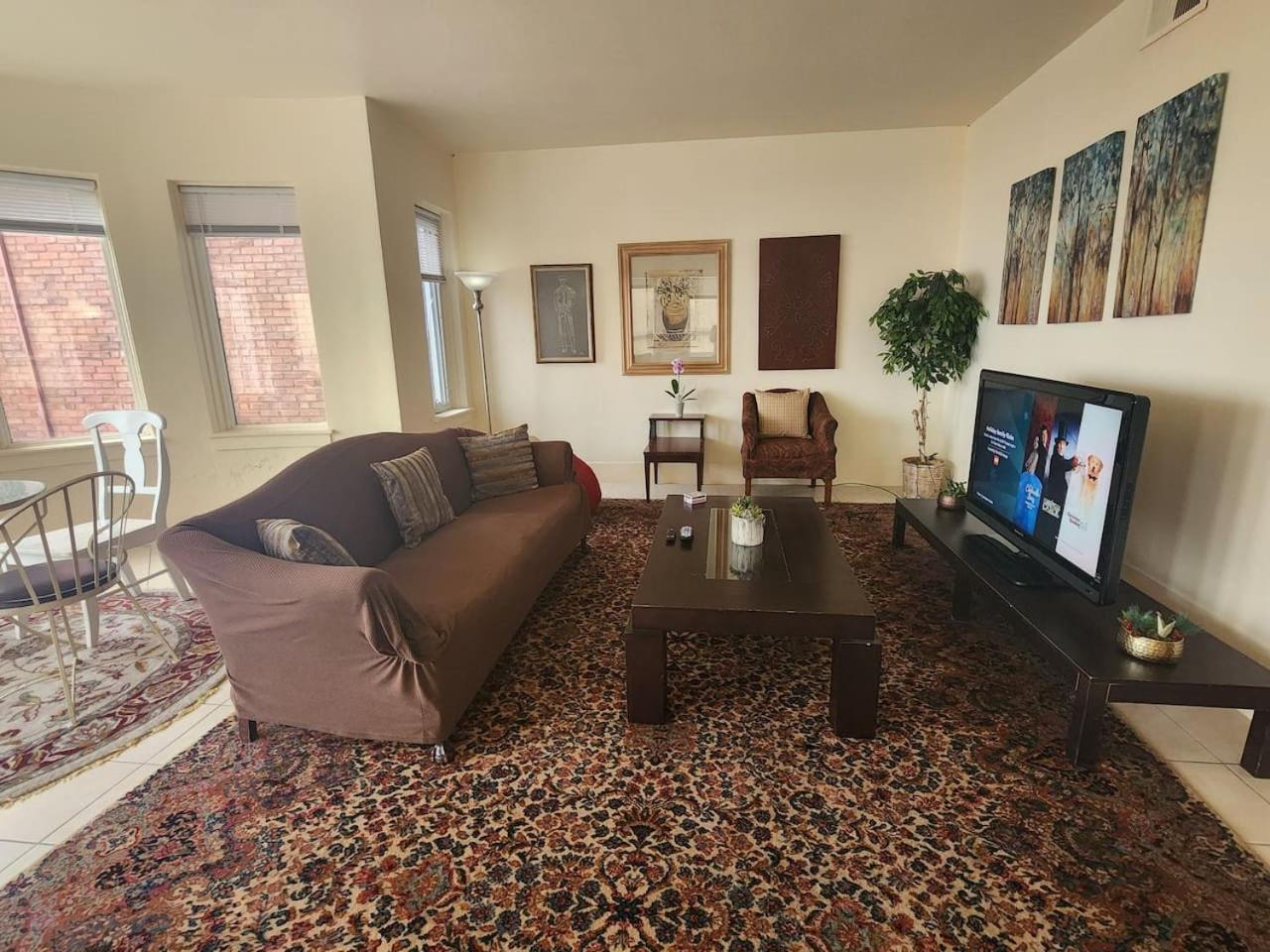 Charming Lakefront Stunning View North *