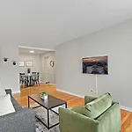 Inviting 2-Bedroom Prime Chicago Apt - Oakdale 512