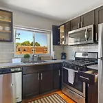 Modern & Comfy 2Br Apartment Close To Dining - Bell 2C