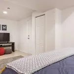 The Wrigleyville Deluxe -Steps From Wrigley Sleeps 10