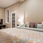 The Wrigleyville Deluxe -Steps From Wrigley Sleeps 10