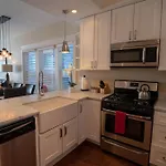 Roscoe Village Guesthouse