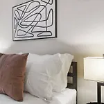 Comfortable Minimalist Studio Apt - Dorchester 203