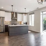 Designer Condo 1 Free Parking