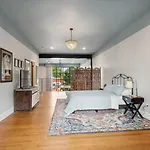 Luxury Apartment On North Halsted