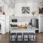 Modern Historic Loft 19Ft Ceilings, Gym, Heated Parking, Skyline Views, Balcony