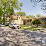 Walk To Metra Long-Term Getaway In Chicago!