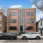 3 Bed 2 Bath Chicago Retreat W Balcony & Parking