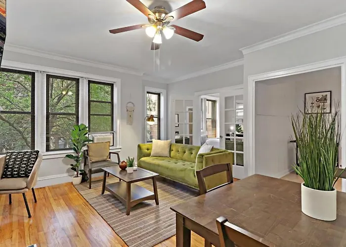 Vibrant & Well-Furnished 2Br Apartment - Roscoe 1A