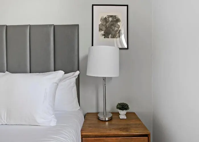 Comfy & Bright 3Br Fully Furnished Apt - Lincoln 3E