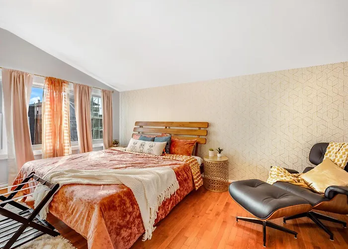 The Logandale: Huge Mid-Century Home, Sleeps 15