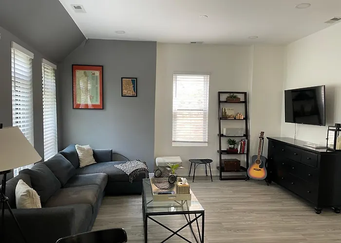 Lovely 3-Bedroom Apartment In Bronzeville