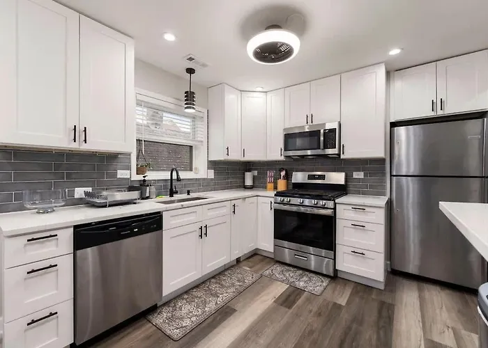 Spacious 2 Bedroom Near Midway