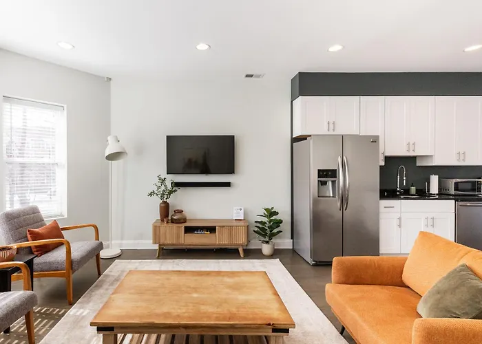 Uptown Bright & Modern Apt - Steps To Lake, Train, Amazing Food & Free Parking