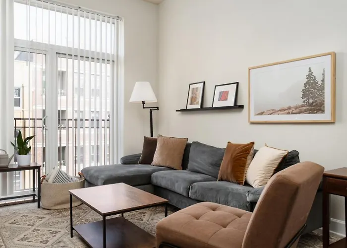 Charming Renovated Apartment In Ukrainian Village