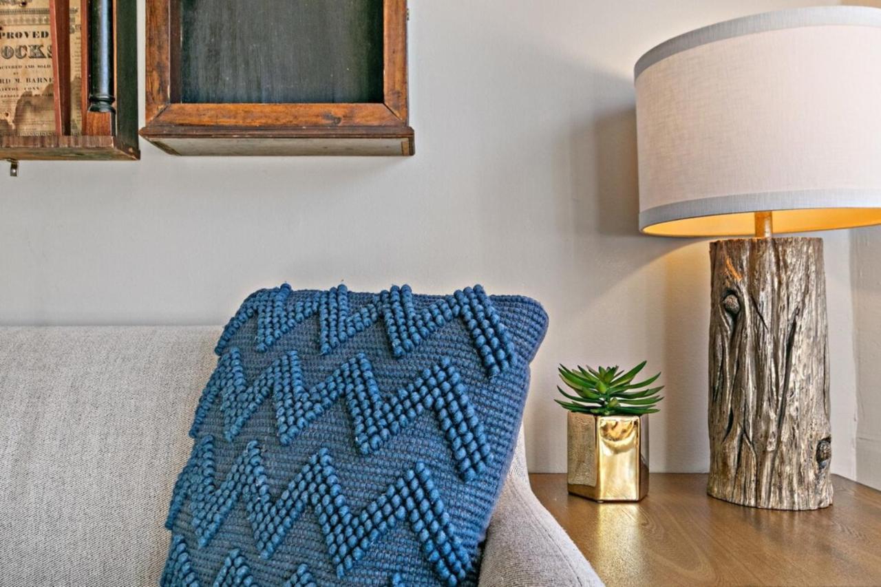Apartment Feel The Vibe 2br Designer - Halsted 3d *