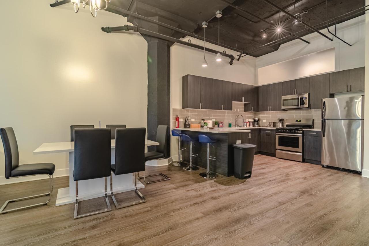 Ideal 3br Business Or Leisure In Fully Stocked Kitchen & Fast Internet With Optional Parking Near Soldier Field, Grant Park & Mccormick Place *