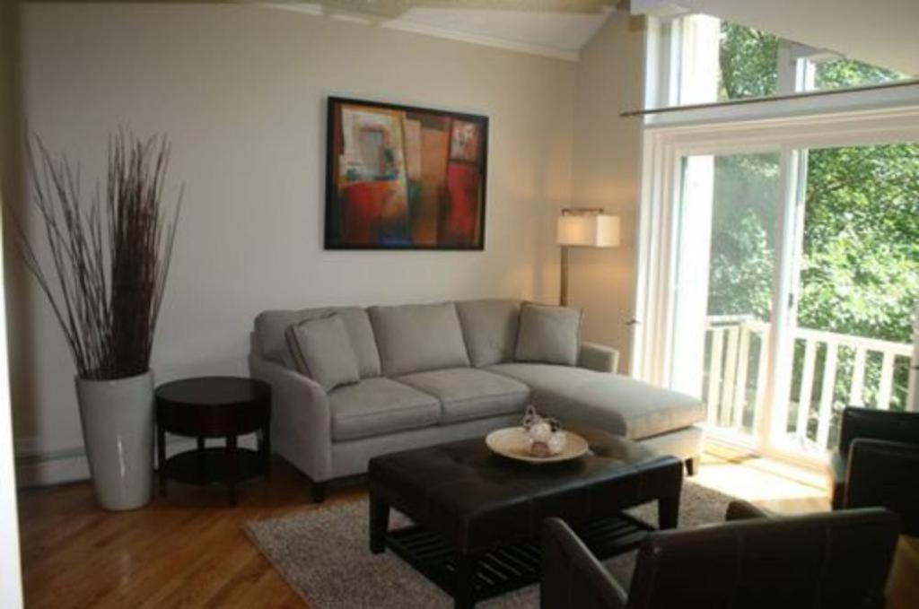 Roscoe Village Apartment *