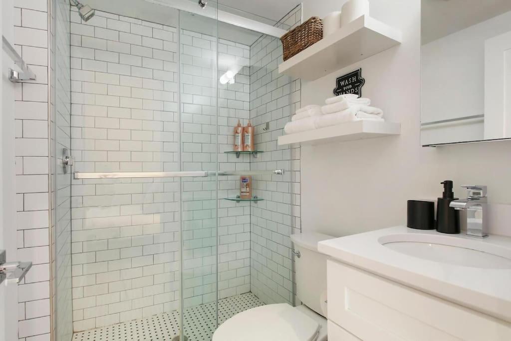 Apartment With Laundry, Near Shops! - Montrose 316 & 318 *