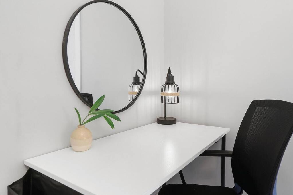 1-bedroom Minimalist With Laundry - Crosby 204 *