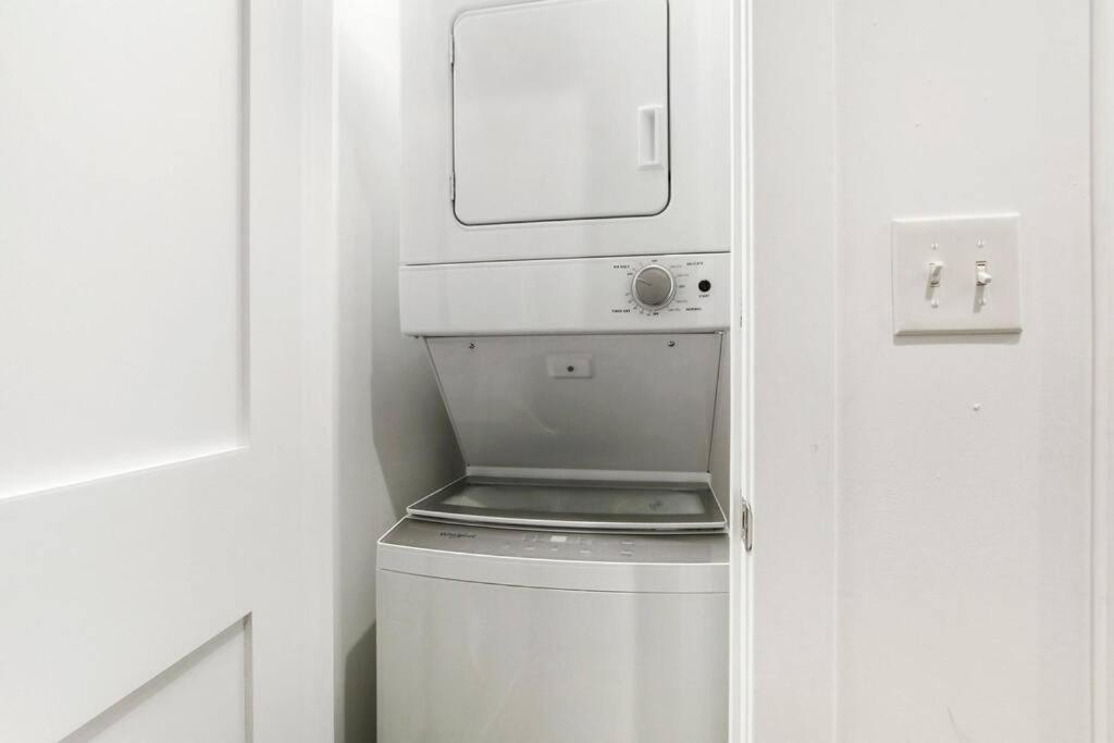 Apartment With Laundry, Near Shops! - Montrose 316 & 318 Chicago