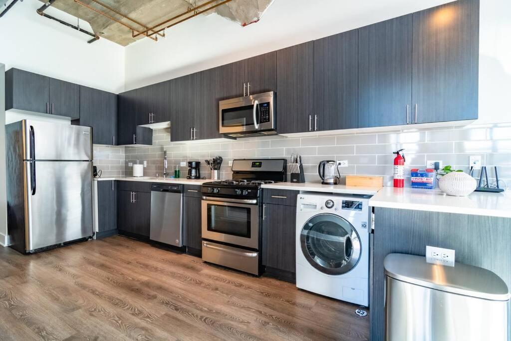 Mccormick Place: Spacious 3br Family Haven Apartment