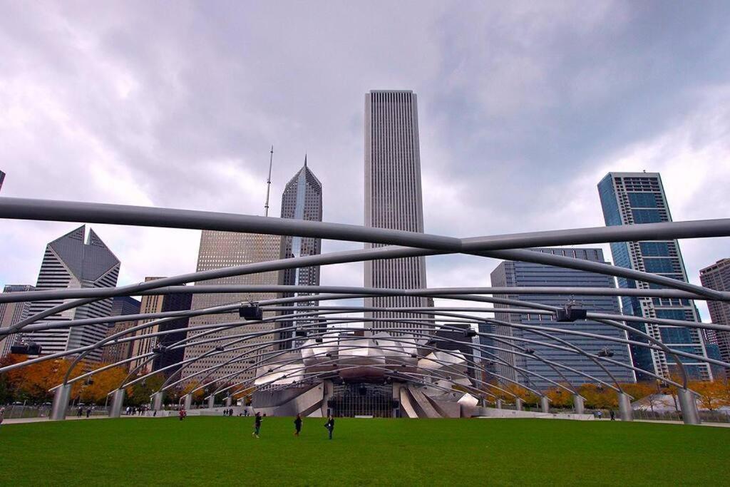 Mccormick Place Stylish Corner With Optional Parking And Gym Access Sleep 6 In South Loop