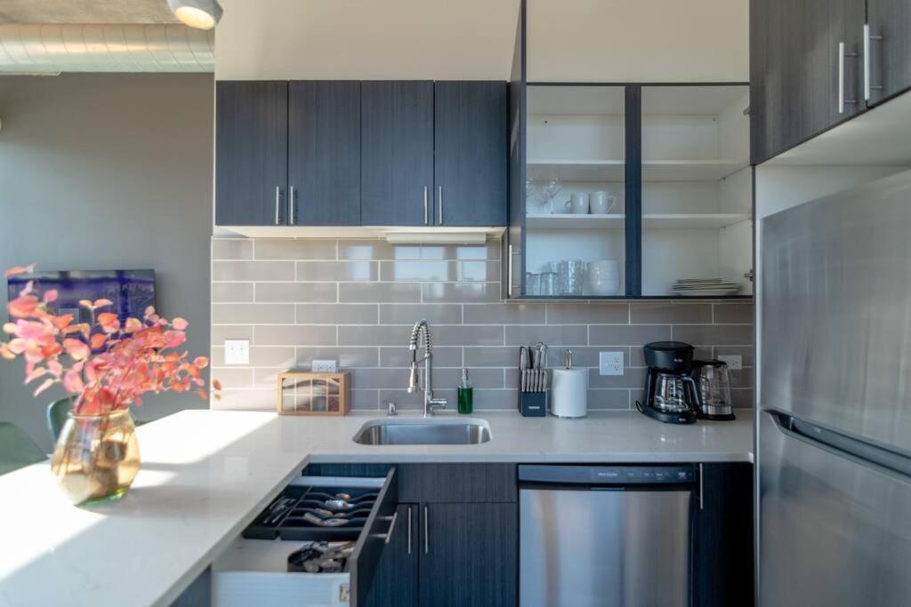 Apartment Mccormick Place Stylish Corner With Optional Parking And Gym Access Sleep 6 In South Loop