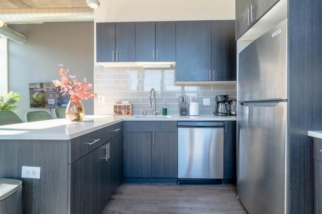 Apartment Mccormick Place Stylish Corner With Optional Parking And Gym Access Sleep 6 In South Loop
