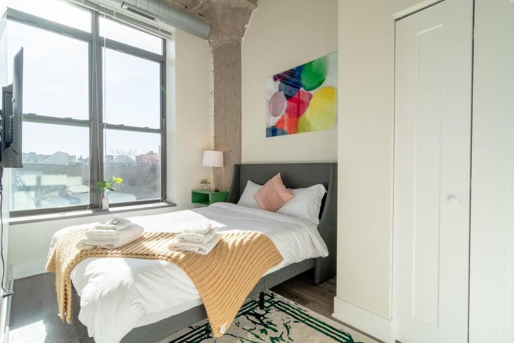 Mccormick Place Stylish Corner With Optional Parking And Gym Access Sleep 6 In South Loop Apartment *
