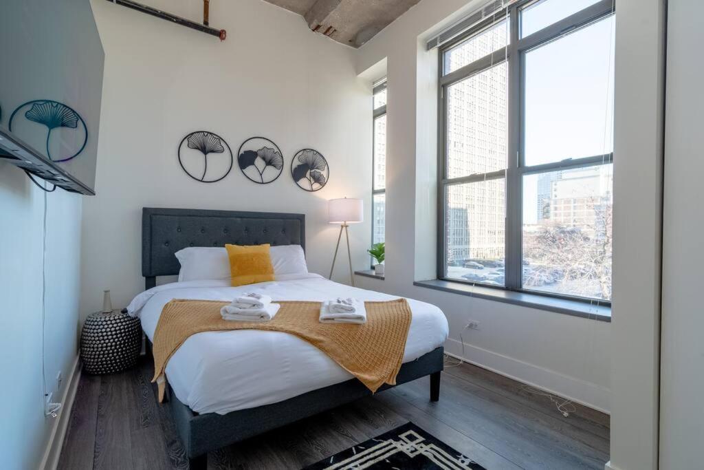 Mccormick Place Stylish Corner With Optional Parking And Gym Access Sleep 6 In South Loop