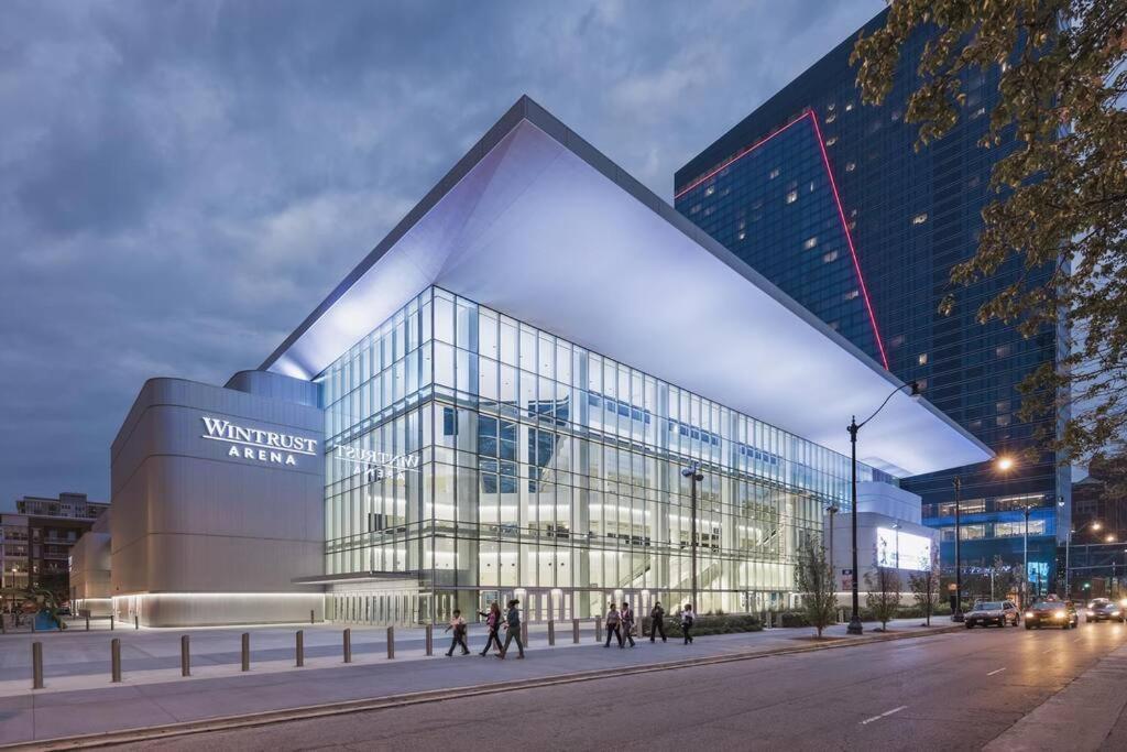Mccormick Place Stylish Corner With Optional Parking And Gym Access Sleep 6 In South Loop Chicago