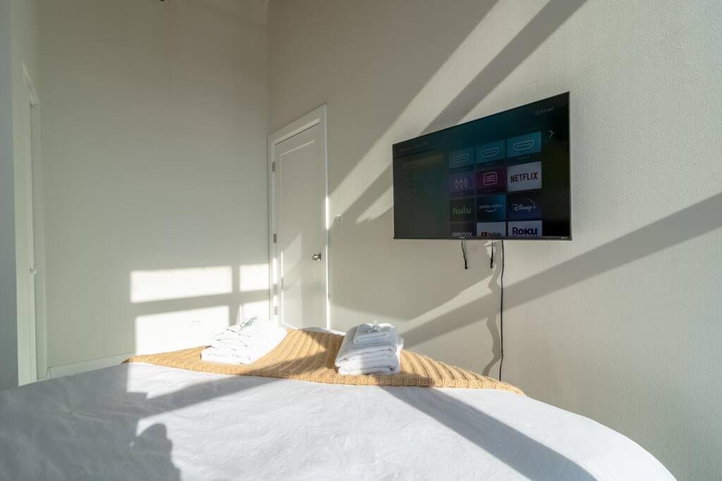 Apartment Mccormick Place Stylish Corner With Optional Parking And Gym Access Sleep 6 In South Loop *