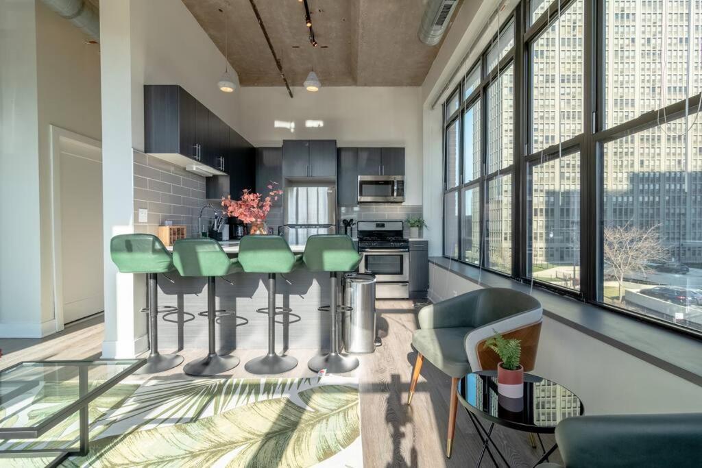 Mccormick Place Stylish Corner With Optional Parking And Gym Access Sleep 6 In South Loop Apartment