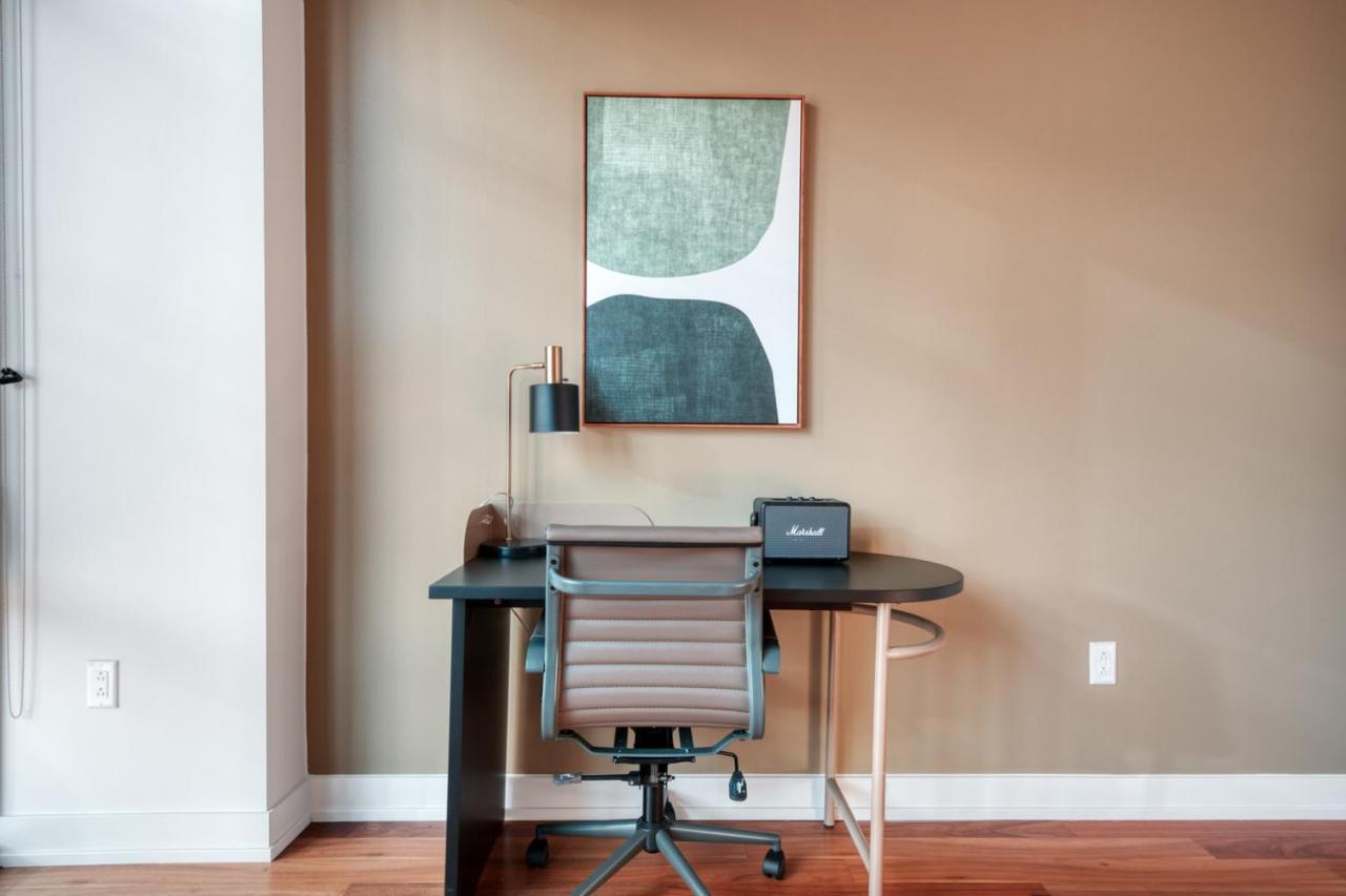 River North 1br W Gym Lounge Roof Nr Riverwalk Chi-891 Apartment *