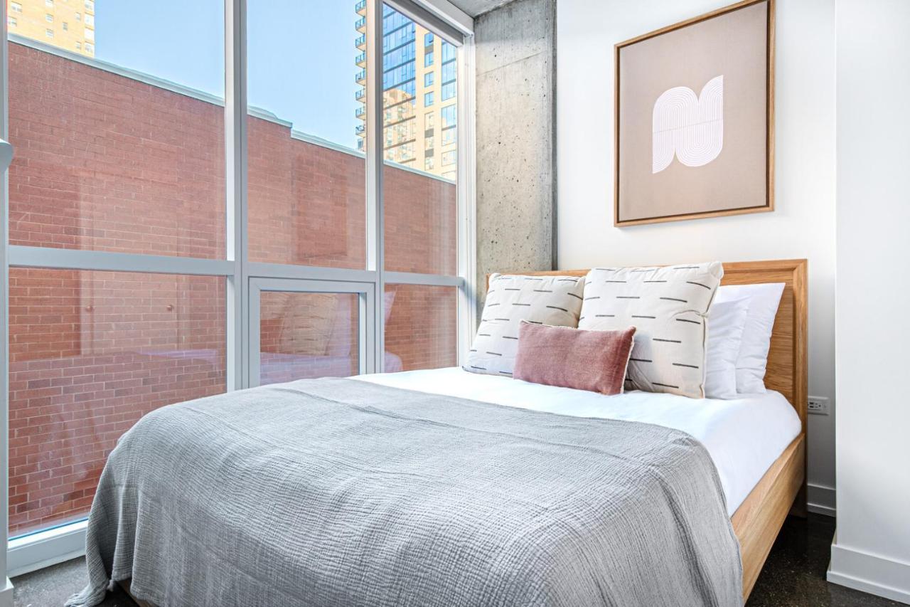 River N 1br W Gym Pool Nr L Stop Chi-360