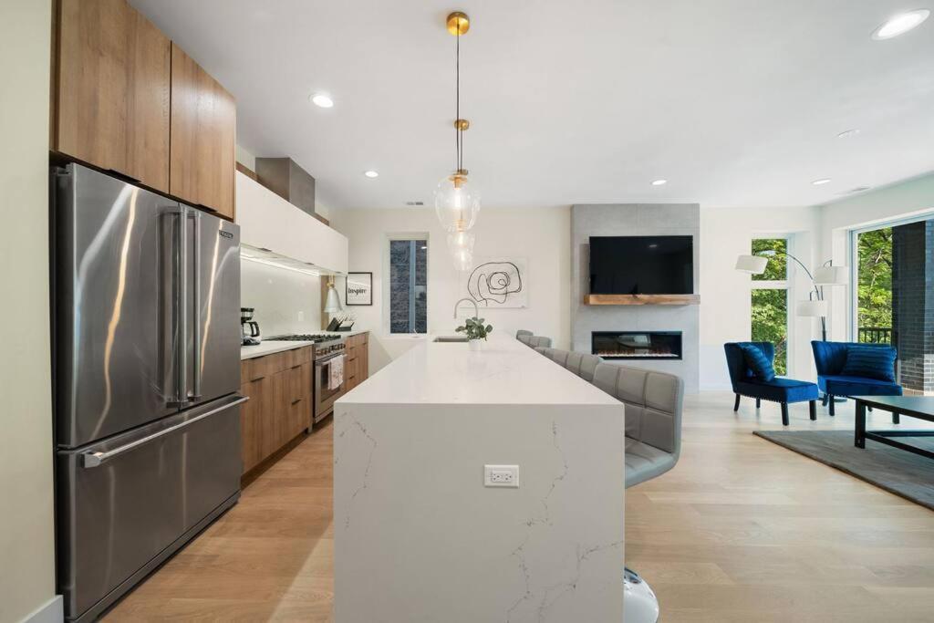 Apartment Modern Lux: Brand New 3br By Uc In *