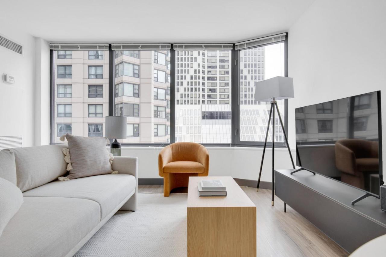 Streeterville W Deck Pool Nr Chi-583 *