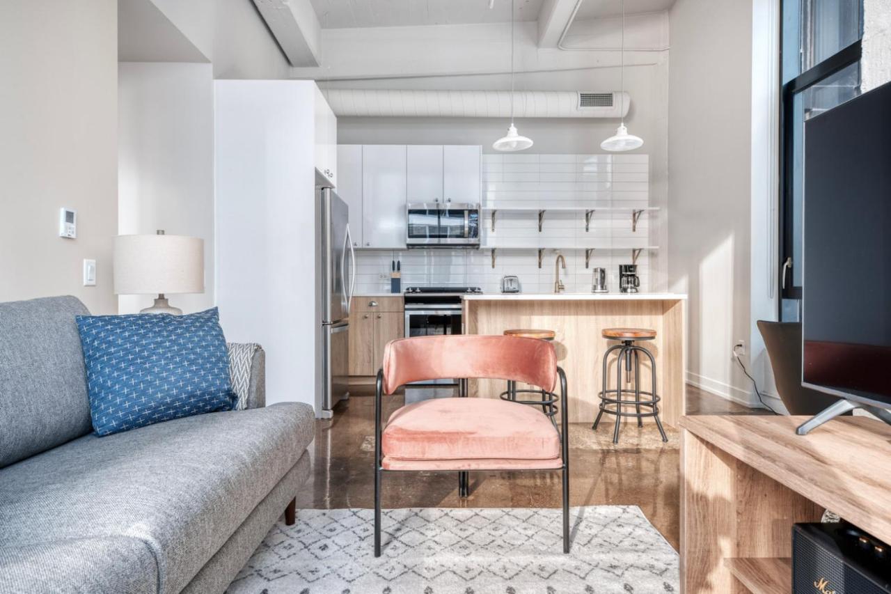 Apartment River North 1br W Gym Lounge Roof Nr Riverwalk Chi-900
