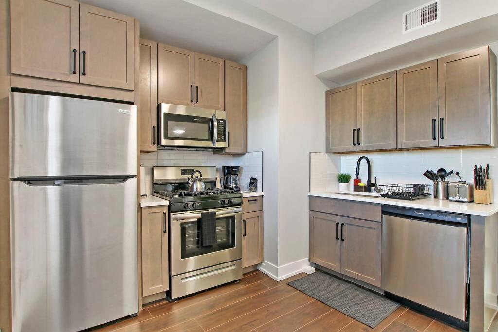 Comfortable 2br - Sunnyside 2f Apartment Chicago