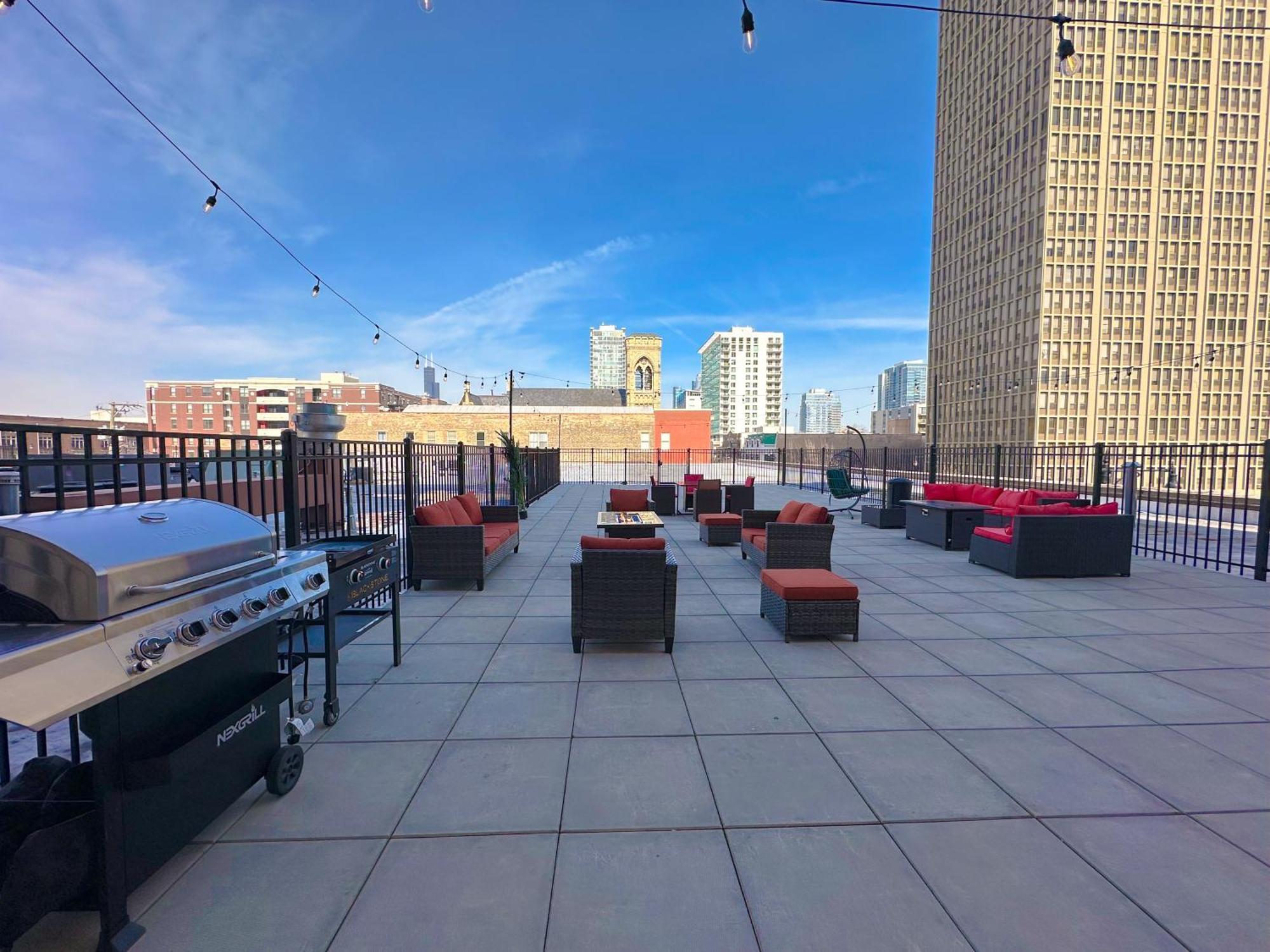 Mccormick Place 2br With Patio, Skyline View And Optional Parking Sleeps 6 Near Soldier Field And Grant Park Apartment *