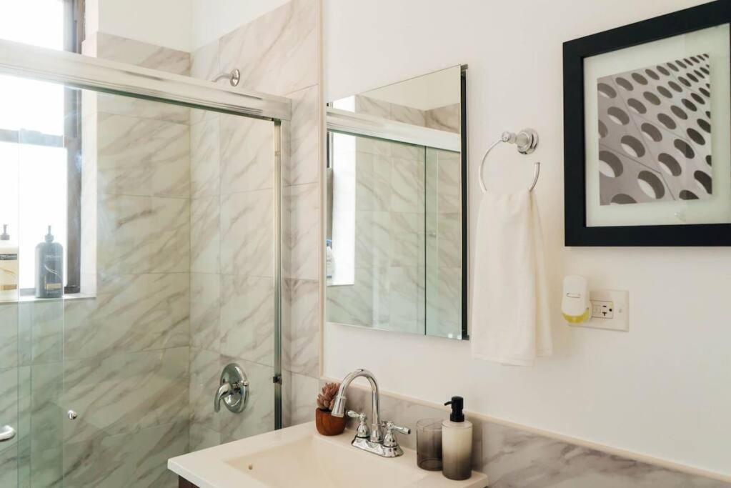 Well-equipped In The City! - Belmont B13 Apartment