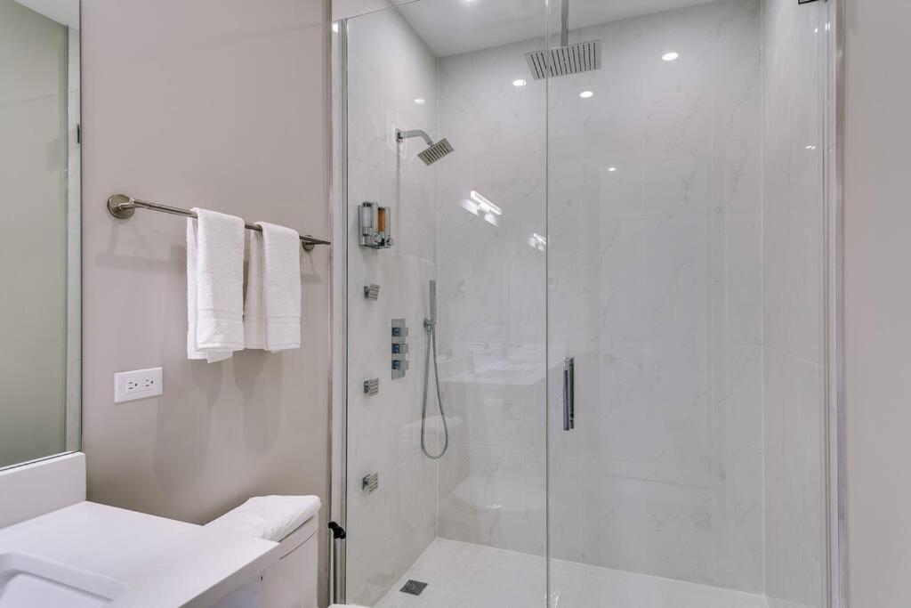 2 Newly Built Luxury With Private Roofdeck Apartment *