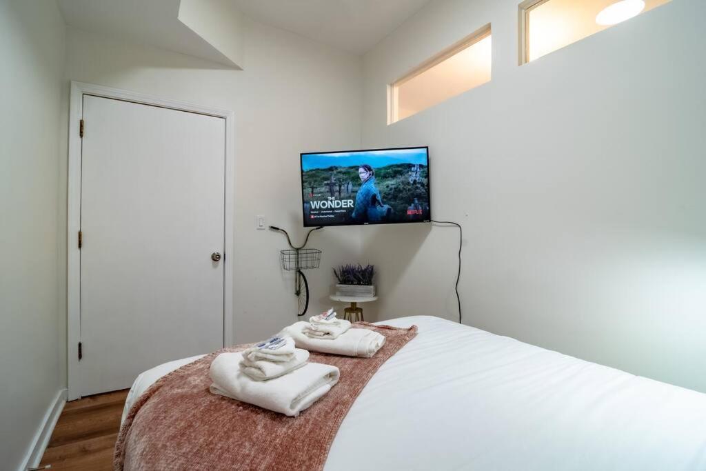 French Design Luxurious Downtown 3br Sleeps 8 Guests Apartment