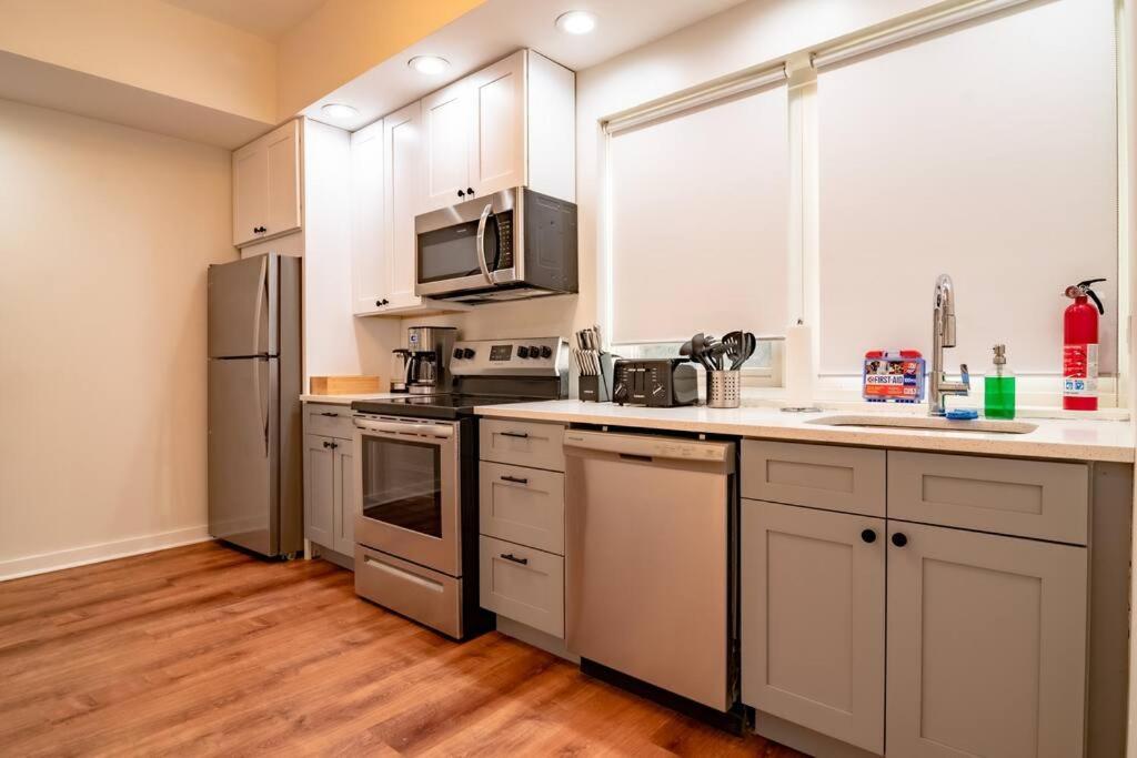 French Design Luxurious Downtown 3br Sleeps 8 Guests Apartment Chicago