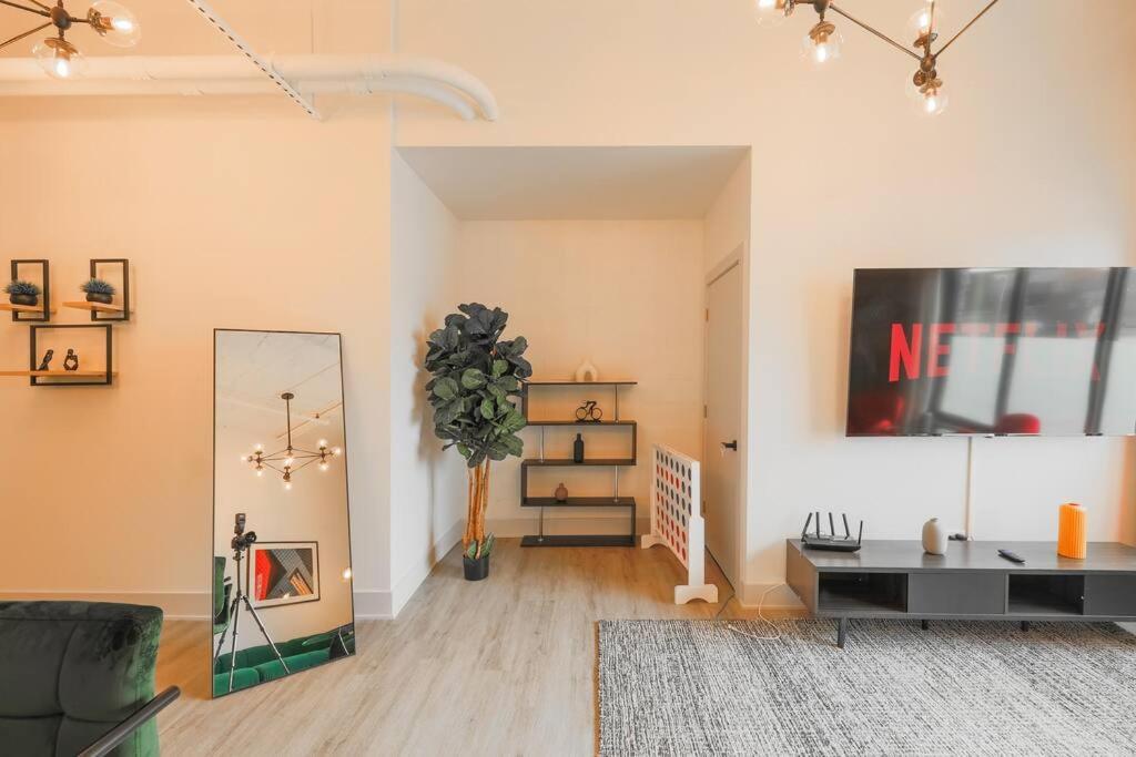 Spacious 5br Luxury Perfect For Groups With Gym Access And Optional Parking Near Mccormick Place, Grant Park And Soldier Field *