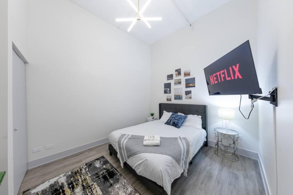 Apartment Luxurious 5br Perfect For Group Of 12 Guests With Pool Table, Optional Parking And Gym Access Near Mccormick Place And Soldier Field